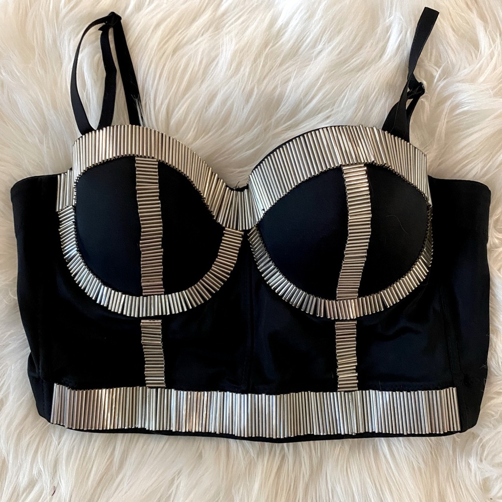 Bustier. SELENA INSPO. Fits amazing! I’m a 38DD. Fits amazing and comfortable.